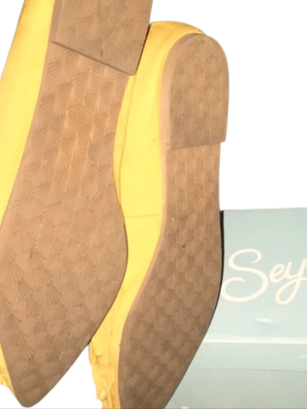 Seychelles downstage mustard
